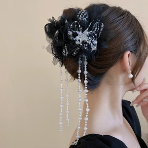 Details von eleganten Haarklammer aus Organza-Blumen mit Schmetterling und Perlen-Quasten