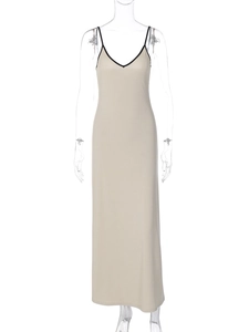 Détail de robe en maille côtelée beige avec bordure noire contrastée sur col en V