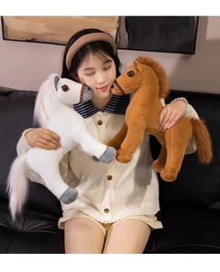 Détails de peluche de cheval doux avec crinière longue tenue par un mannequin