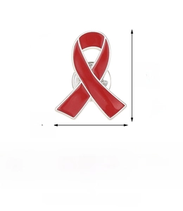 Détail de la broche en ruban rouge avec dimensions 2.6cm x 2.1cm et fermoir papillon
