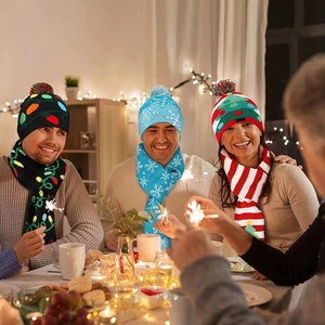 Détails de l'ensemble bonnet et écharpe de Noël tricotés à LED avec motifs festifs