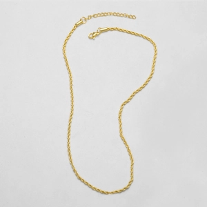 Detailansicht der goldenen Kordelkette mit Karabinerverschluss und Verlängerungskette