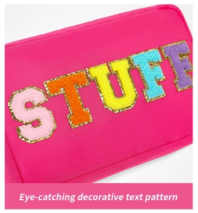 Détail de la trousse de maquillage rose avec lettres STUFF en paillettes et chenille