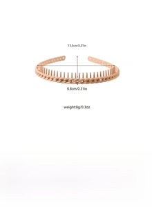 Detail view of beige matte plastic headband with inner teeth and 13.5cm size dimensions