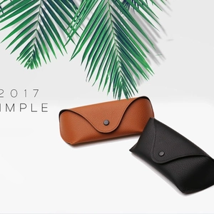 Custodia per occhiali minimalista in ecopelle martellata con chiusura a bottone nera e marrone