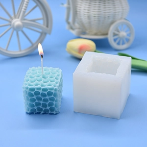 Makroaufnahme der 3D Waben-Silikonform und blaues Duftlicht mit feiner Sechseck-Textur