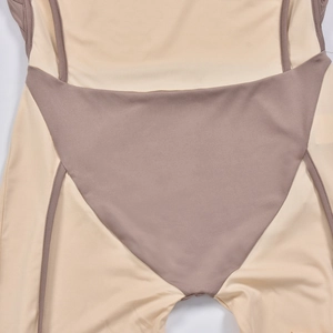 Coutures détaillées et texture du body sans manches avec découpes en beige et marron