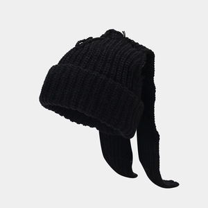 Elegante cappello in maglia nera con graziose orecchie lunghe da coniglio per donna