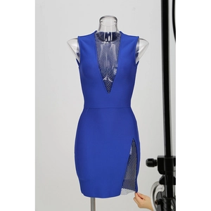 Robe bandage bleue col en V avec empiècements en mesh et fente latérale sur socle