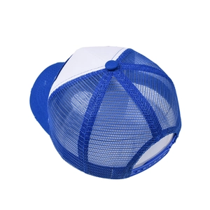 Detailansicht der atmungsaktiven Mesh-Rückseite und des verstellbaren Snapbacks der Kappe