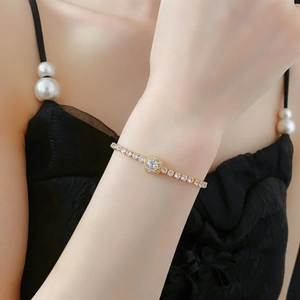 Gros plan détaillé d'un bracelet ajustable doré avec pierres de zircon sur un poignet