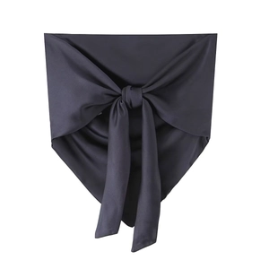Détail d'un haut écharpe en satin bleu-gris foncé avec coupe triangulaire et nœud central
