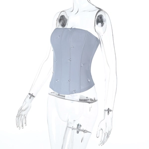 Détail du haut corset bleu clair avec strass et structure à baleines pour femme