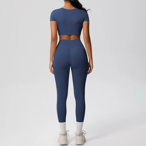 Vue détaillée du legging de yoga bleu marine taille haute et du haut court gainant