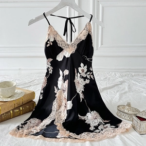 Elegante camicia da notte in raso nero con stampa floreale e finiture in pizzo rosa