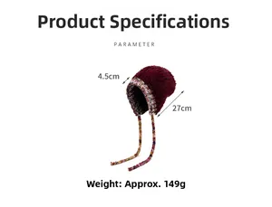 Détail du bonnet en peluche bordeaux avec liens colorés et mesure du poids de 149g