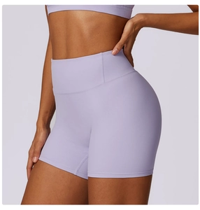 Detail of high-waist lilac yoga shorts with reinforced stitching and tummy control