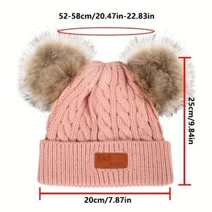 Bonnet en tricot rose pour bébé avec deux pompons et dimensions précises indiquées