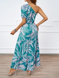 Détail de la robe à épaule dénudée avec imprimé tropical et jupe à volants étagés