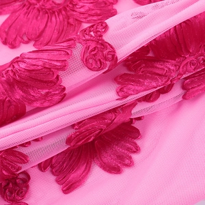 Gros plan sur la broderie florale 3D rose sur tissu mesh délicat avec texture en soie