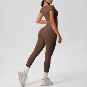 Ensemble de yoga marron foncé en nylon avec legging taille haute et haut court sport
