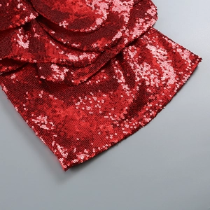 Gros plan sur la texture de sequins rouges avec des paillettes circulaires denses
