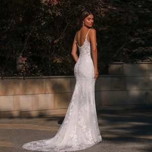 Robe de mariée sirène en dentelle à fines bretelles avec une longue traîne élégante
