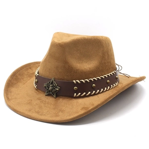 Detail eines kamelfarbenen Cowboyhuts aus Wildleder mit Stern-Abzeichen und Nietband