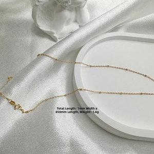 Detail of 450mm gold-plated S925 silver chain with 1mm width and 1.4g weight specs