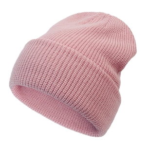 Dettaglio del berretto in maglia rosa con trama a coste sottili e morbide
