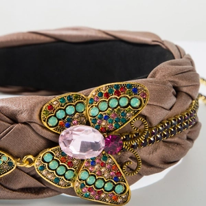 Details des handgefertigten Haarreifs mit Juwelen-Schmetterling und bunten Kristallen