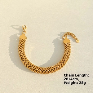 Détail du bracelet en acier inoxydable doré avec maille épi et fermoir mousqueton