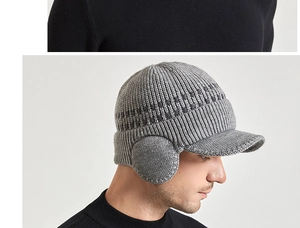 Gros plan sur bonnet en tricot gris avec protège-oreilles et motif jacquard géométrique