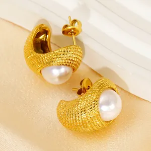 Boucles D'Oreilles À Poussette Künstliche Perle En Forme De C Acier Inoxydable Plaqué Or 18K Texture Quadrillée Bijoux Élégants