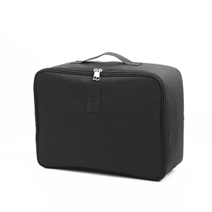 Grand sac de voyage noir en tissu cationique avec passant pour valise et fermeture éclair