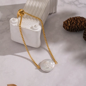 Baroque pearl bracelet in gold stainless steel with adjustable drawstring slider chain