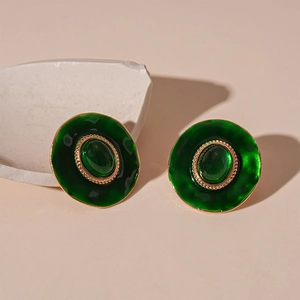 Boucles d'oreilles vintage en résine émail vert avec texture corde dorée sur pierre