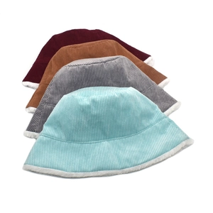 Piles de chapeaux bob en velours côtelé avec bordure en fausse fourrure en quatre coloris