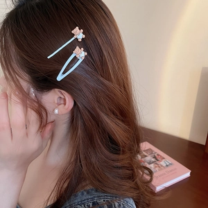 Détail de barrettes bleues avec de mignons petits ours en résine pour coiffure fille