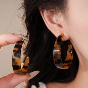 Classic C-shaped leopard print resin hoop earrings with a polished tortoiseshell finish
