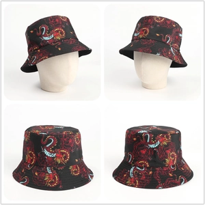 Cappello da pescatore nero reversibile con stampa di dragone rosso e motivi floreali