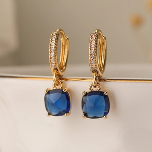 Orecchini placcati in oro con piccoli cristalli e pietre preziose blu scuro quadrate