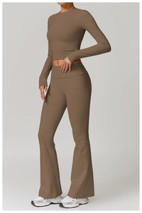 Vue de côté de l'ensemble de yoga marron avec crop top à manches longues et legging