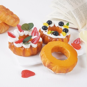 Realistische künstliche Frucht-Donuts und Croissants Set mit Erdbeeren und Sahne