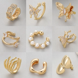 Set aus goldenen Ohrmanschetten mit Schmetterling, Perlen, Zirkon und Geometrie-Design