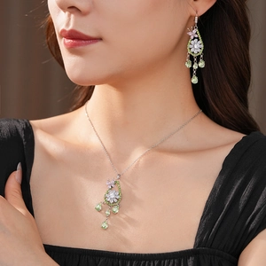 Elegante set di gioielli floreali in argento con cristalli verde chiaro su modella
