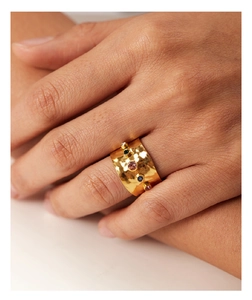 Nahaufnahme von 18K Goldring mit Hammerschlag-Textur und bunten Zirkon-Steinen