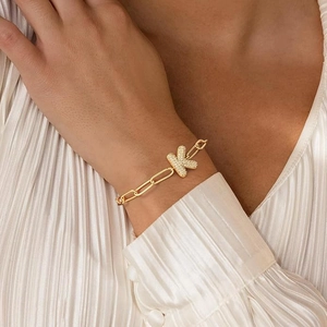 Pulsera de cadena de clip bañada en oro de 18k con dije de letra K en pavé de cristales