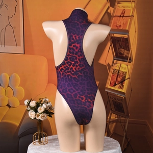 Détail d'un body à imprimé léopard violet avec col licou et dos nu sur un mannequin