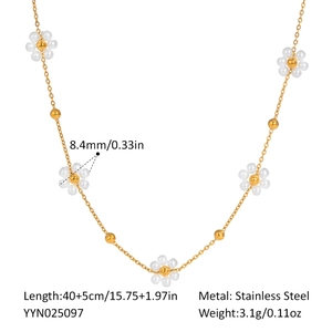 Détail de la fleur en perles blanches 8,4mm sur chaîne en acier inoxydable doré